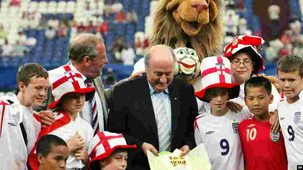 Shugaban FIFA Sepp Blatter a Jamus da dalibai. Yuli 2006.