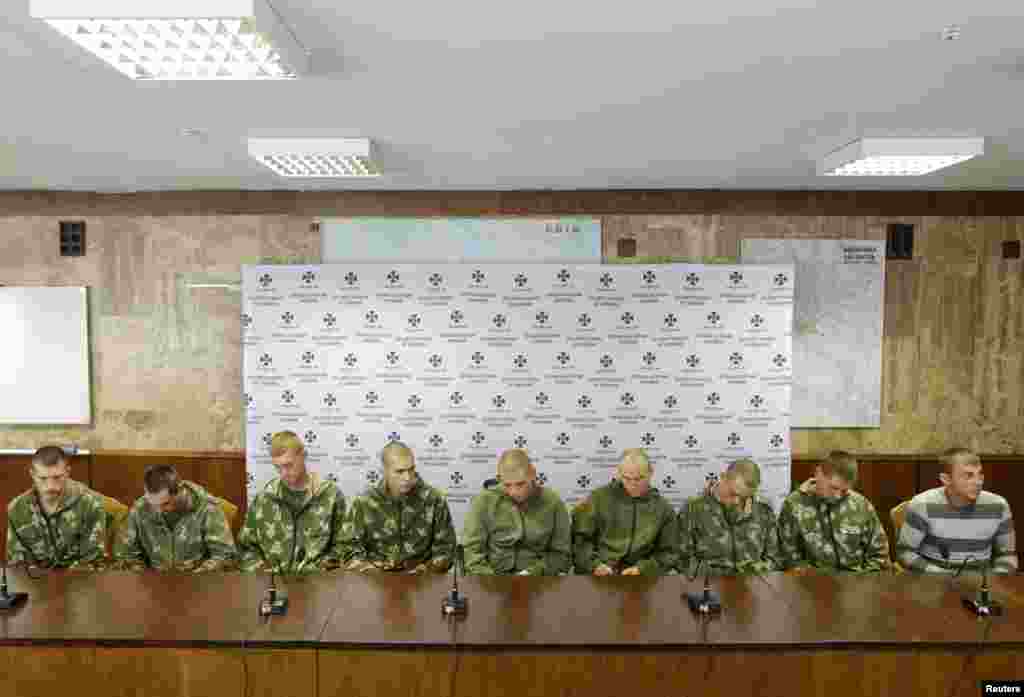 A group of Russian servicemen who were detained by Ukrainian authorities attend a news conference, in Kyiv, Aug. 27, 2014.