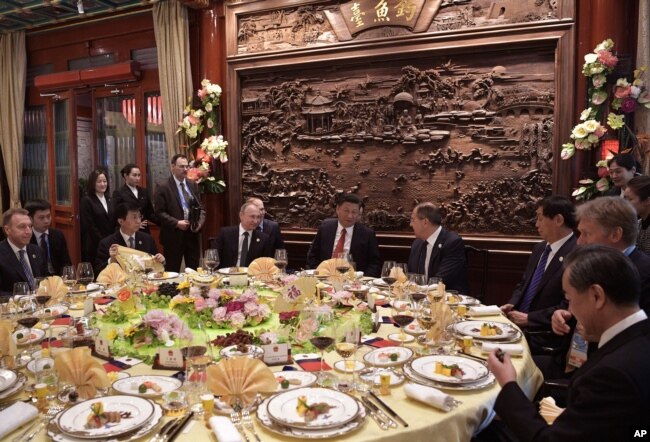 中国国家主席习近平，俄罗斯总统普京和外交部长拉夫罗夫（习近平右侧）在北京的 “一带一路”国际合作高峰论坛开幕式前的早餐会上交谈（2017年5月14日）。