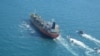 Kapal tanker berbendera Korea Selatan, disita dan dikawal oleh kapal Pengawal Revolusi Iran di Teluk Persia, 4 Januari 2021. (Tasnim News Agency via AP)
