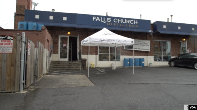 Falls Church Distillers, en las afueras de Washington, D.C., en el estado de Virginia, fabrica desinfectantes de manos en lugar de bebidas alcohólicas.