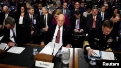 5일 상원 군사위원회가 진행한 러시아 해킹 청문회에서 정보 당국 수장들이 나란히 앉아 증언을 준비하고 있다. 앞줄 왼쪽부터 마르셀 레트라 국방부 정보담당 차관, 제임스 클래퍼 국가정보국(DNI) 국장, 마이클 로저스 국가안보국(NSA) 국장 겸 사이버 사령관. 