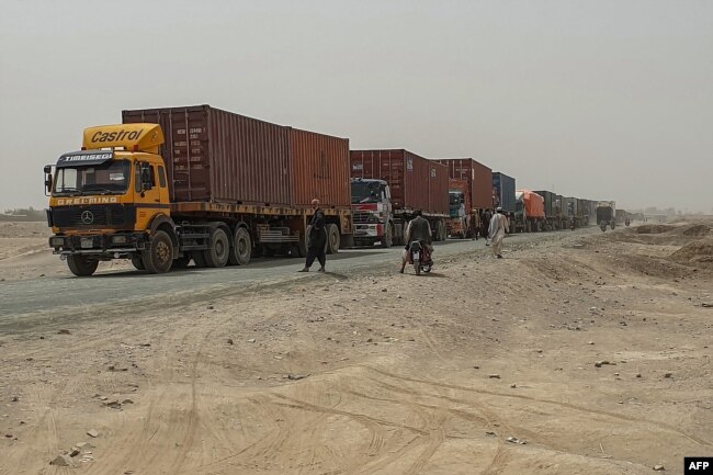 چمن اسپن بولدک سے تجارت کی اجازت ملنے کے بعد سوموار کو درجنوں ٹرک پاکستان سے افغانستان میں داخل ہوئے ہیں۔