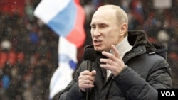 PM Rusia, Vladimir Putin memberikan pidato saat kampanye pemilu Presiden di Moskow (23/2). Putin diperkirakan akan memenangkan jabatan Presiden yang ketiga kalinya.
