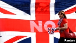 在蘇格蘭愛丁堡舉行的支持聯合王國大會上，有人在英國國旗旁走過。(2013年9月13日)