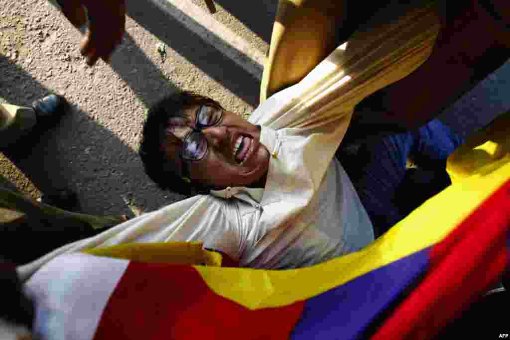 Police officers detain a Tibetan exile during a protest outside the venue where Chinese Premier Wen Jiabao is addressing a gathering on India-China relations in New Delhi December 16. (Adnan Abidi/Reuters)