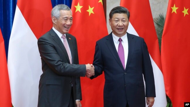 Thủ tướng Singapore Lý Hiển Long (trái) bắt tay với Chủ tịch Trung Quốc Tập Cận Bình trước một cuộc hội kiến tại Đại lễ đường Nhân dân, ở Bắc Kinh, ngày 20 tháng 9, 2017.