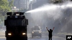 Un blindado policial dispara un cañón de agua a los manifestantes durante las protestas en Chile el 21 de octubre de 2019. AP.