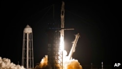 Tên lửa Falcon 9 của SpaceX với tàu vũ trụ Crew Dragon, phóng lên từ bệ phóng ngày 23/4/2021 tại Trung tâm Không gian Kennedy ở Cape Canaveral, Hoa Kỳ. (AP Photo/Chris O'Meara)