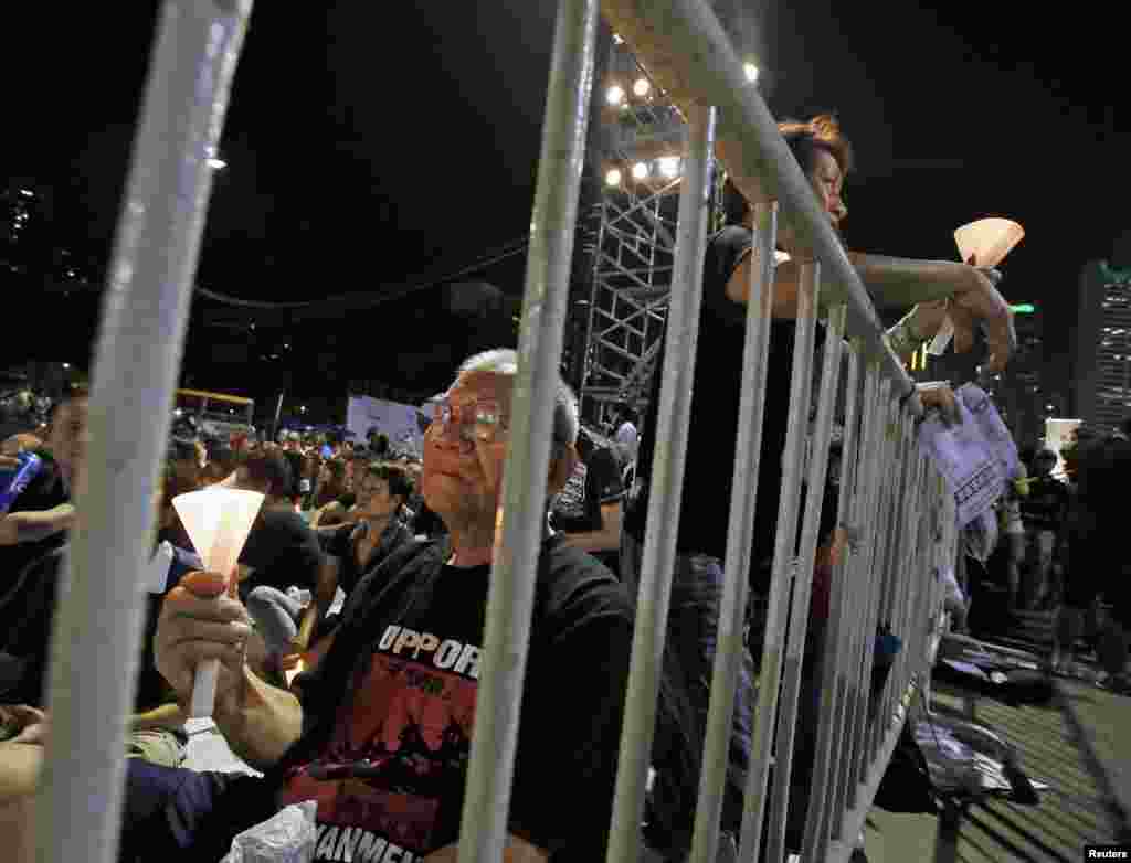 People take part in a candlelight vigil at Hong Kong&#39;s Victoria Park, June 4, 2012 to commemorate those who died during the military crackdown of the pro-democracy movement at Beijing&#39;s Tiananmen Square on June 4, 1989.