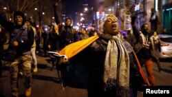 24일 미국 일리노이 주 시카고에서 백인 경관의 흑인 청년 살해 동영상을 보고 분노한 시민들이 항의 시위를 하고 있다. 