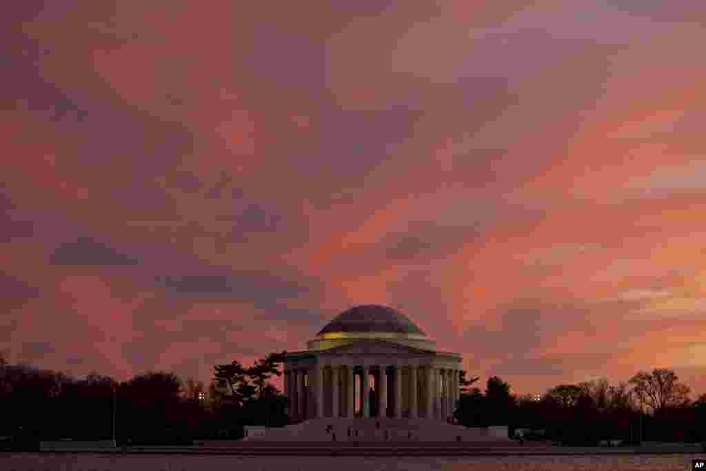 미국 수도 워싱턴의 제퍼슨기념관 뒤로 석양이 지고 있다.