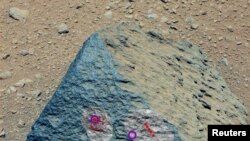 En la Imagen de la NASA la roca "curiosa" Jake Matijevic.