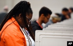 Arhiva - Ljudi glasaju prevremeno pred izbore 6. novembra u Džim Miler parku, u Marietu, 27. oktobra 2018.