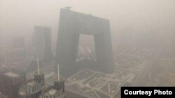 大雾阴霾笼罩下的北京(微博图片/网友提供)