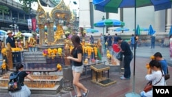 中国游客喜爱光顾的曼谷四面佛。2018年，泰国预计接待超过一千万中国游客。（2015年10月13日，美国之音朱诺拍摄）