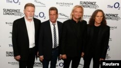 ສະ​ມາ​ຊິກ ຂອງວົງ The Eagles (ຈາກ​ຊ້າຍ​ຫາ​ຂວາ) Don Henley, Glenn Frey, Joe Walsh and Timothy B. Schmit ​ຮ່ວມ​ໃນ​ພິ​ທີ​ເປີດ​ງານ​ຮອບ​ປະ​ຖົມ​ຂອງ​ຮູບ​ເງົາ "History of the Eagles Part One," ນະ​ຄອນ​ລອນດອນ, 25 ເມ​ສາ 2013.