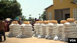 A food distribution site in Makunzi Wali in northern C.A.R. WFP is drastically cutting its food distribution efforts in the country due to lack of funding. (Photo: Zack Baddorf for VOA)