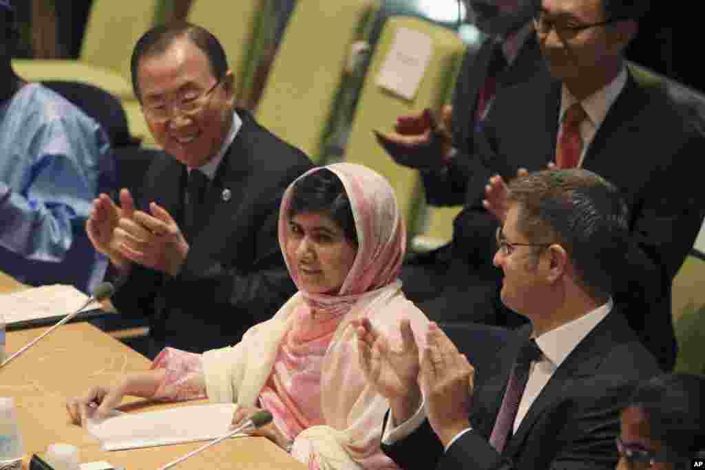 Tổng thư ký Liên Hiệp Quốc Ban Ki-moon (trái) vỗ tay chúc mừng sinh nhật của cô bé Malala Yousufzai, từng bị Taliban bắn trọng thương vì cổ vũ cho quyền của trẻ em gái được đi học. Cô bé vừa phát biểu tại trụ sở Liên Hiệp Quốc ở New York.