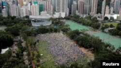 2019年6月9日在香港维多利亚公园，示威群众要求当局废除拟议中的把犯人引渡到中国的法案。 