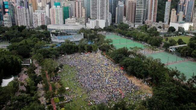 2019年6月9日在香港维多利亚公园，示威群众要求当局废除拟议中的把犯人引渡到中国的法案。 