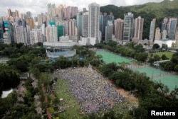 2019年6月9日在香港维多利亚公园，示威群众要求当局废除拟议中的把犯人引渡到中国的法案。他们手持黄色遮阳伞，这是过去的占领中环运动的象征。