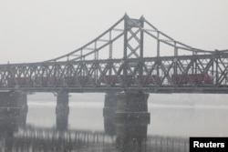 지난 1월 촬영한 '조중친선다리'. 북한 신의주를 출발한 트럭들이 압록강을 건너 중국 단둥으로 향하고 있다.