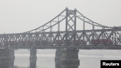 북한 신의주를 출발한 트럭들이 압록강을 건너 중국 단둥으로 향하고 있다. 