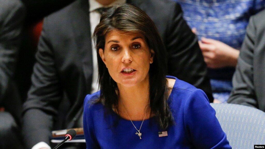 Đại sứ Mỹ tại Liên Hiệp Quốc Nikki Haley tại một cuộc họp của Hội đồng Bảo an ở trụ sở LHQ ở New York. Bà Haley nói "không tin tưởng" Nga và Tổng thống Putin.