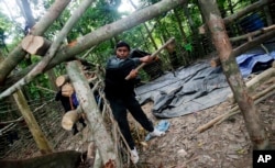Cảnh sát biên phòng Thái Lan dỡ bỏ một trại giam của các tay buôn người trên núi Khao Kaew gần biên giới Thái Lan-Malaysia ở Padang Besar, tỉnh Songkhla.