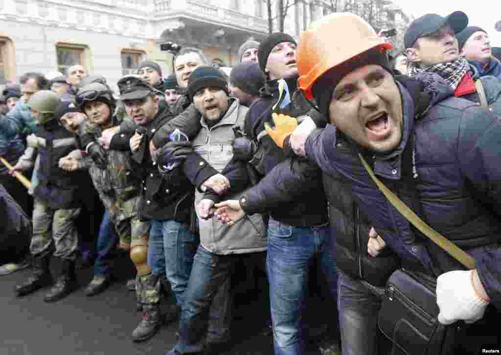 Para demonstran anti-pemerintah di luar gedung Parlemen Ukraina di Kyiv (22/2).
