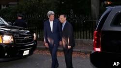 Državni sekretar Džon Keri sa kineskim državnim savetnikom Jangom Djiečijem ispred svog doma u Bostonu, 17. oktobra 2014.