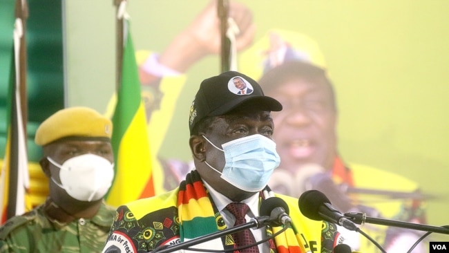 President Emmerson Mnangagwa addressing senior members of Zimbabwe ruling Zanu PF party on Oct. 29, 2021 in Bindura about 80km north of Harare (Columbus Mavhunga/VOA)