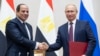 ARCHIVES - Le président égyptien Abdel-Fattah el-Sisi (à g.) serre la main de son homologue russe Vladimir Poutine après une cérémonie de signature à la suite de leurs entretiens à Sotchi, en Russie, mercredi 17 octobre 2018.
