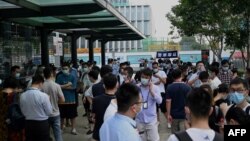 资料照片：人们聚集在恒达集团在深圳的总部大楼。(2021年9月15日)