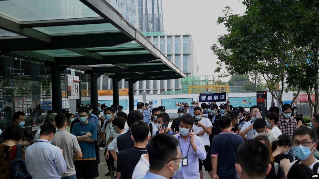 2021年9月15日，中国深圳恒大总部大楼外面有人群聚集。(photo:VOA)