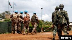 Des militaires congolais et des casques bleus à Mavivi, près de Beni, dans le Nord-Kivu, 22 octobre 2014.