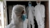 PPE ဝတ်စုံများ ဝတ်ထားတဲ့ ဝန်ထမ်းတချို့ (ဧပြီ ၀၉၊ ၂၀၂၀)
