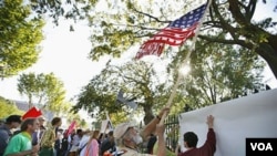 Para aktivis gerakan "Occupy DC" melakukan protes di depan Gedung Putih, Washington DC.