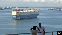 Turistas se fotografían en el Canal de Panamá.
