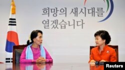 ທ່ານນາງອອງຊານ ຊູຈີ (ຊ້າຍ) ຜູ້ນໍາປະຊາທິປະໄຕມຽນມາ ພົບປະກັບ ທ່ານນາງ Park Geun-hye ປະທານາທິບໍດີ ທີ່ໄດ້ຮັບເລືອກໃໝ່ຂອງເກົາຫລີໃຕ້ ທີ່ກຸງໂຊລ, ວັນທີ 29 ມັງກອນ 2013. 
