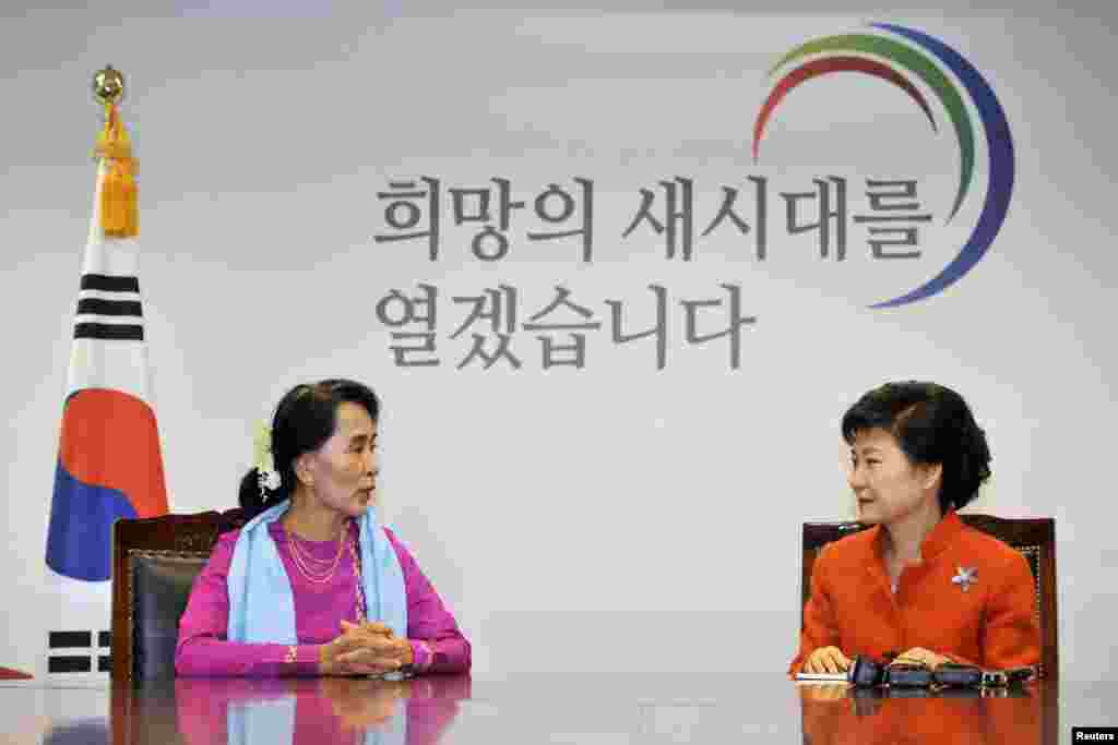 Burma's pro-democracy leader Aung San Suu Kyi (L) speaks to South Korea's President-elect Park Geun-hye during their meeting in Seoul,January 29, 2013. 