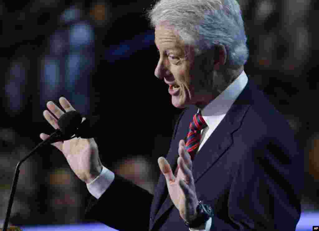  Mantan Presiden Bill Clinton memukau peserta dalam pidatonya yang brilian pada konvensi (5/9). (AP/Lynne Sladky) 