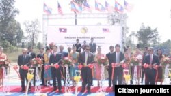 ພິທີເປີດໂຄງການກໍ່ສ້າງທາງລົດໄຟ ຈາກແຂວງສະຫວັນນະເຂດ ໄປ ຊາຍແດນຫວຽດນາມ ຢ່າງເປັນທາງການ ໂດຍມີ ທ່ານອາຈົງ ລາວເມົາ ຫົວໜ້າກົມສົ່ງເສີມການລົງທຶນ ກະຊວງແຜນການ ແລະການລົງທຶນ ກັບ ທ່ານອັບດຸລ ອາຊິດ ກາປາວີ ລັດຖະມົນຕີຊ່ວຍວ່າການ ກະຊວງຂົນສົ່ງຂອງມາເລເຊຍ ເຂົ້າຮ່ວມ.