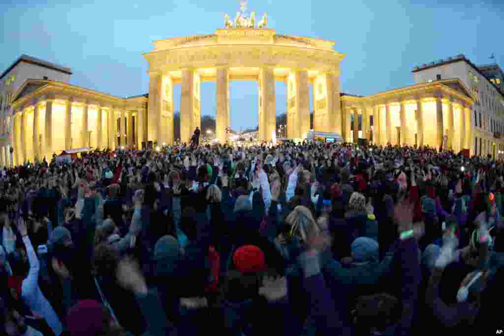 Peserta berkumpul di Gerbang Brandenburg dan menari untuk gerakan &#39;One Billion Rising&#39; di Berlin, Jerman (14/1). (DPA/Rainer Jensen)