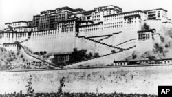 1959年3月17日，數千名藏族婦女包圍了拉薩布達拉宮，無聲抗議中國統治和壓迫