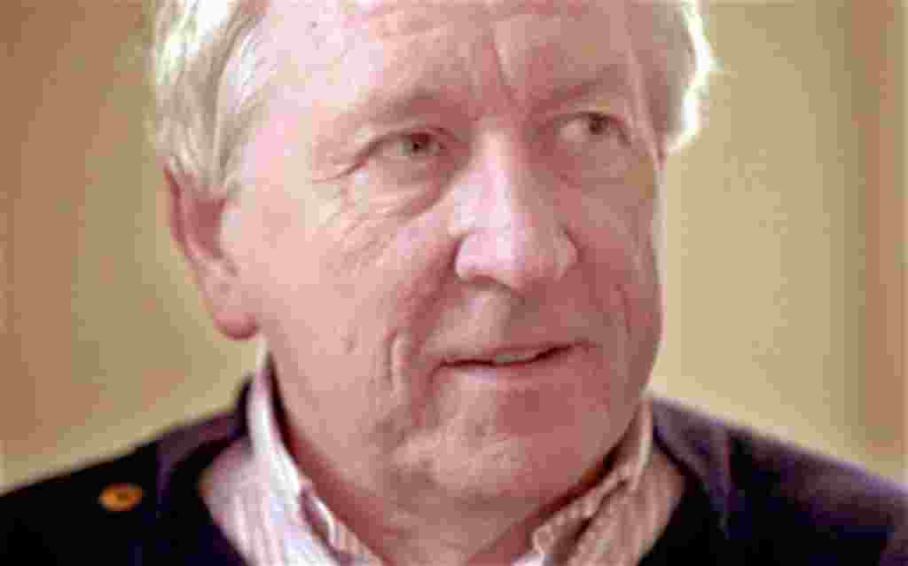 El poeta sueco Tomas Tranströmer, a sus 80 años de edad, recibe el Premio Nobel de Literatura 2011.