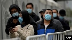 Personas haciendo cola para una prueba de hisopo para el coronavirus Covid-19 en Beijing, el 1 de noviembre de 2021.