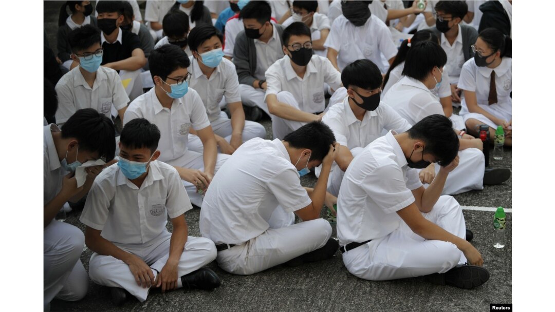 港民继续聚集游行抗议警察开枪打伤学生并呼吁解散警队