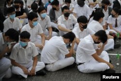 香港荃湾公立何传耀纪念中学的学生静坐示威声援10月1日被警察实弹射中受重伤的同学。（2019年10月2日）